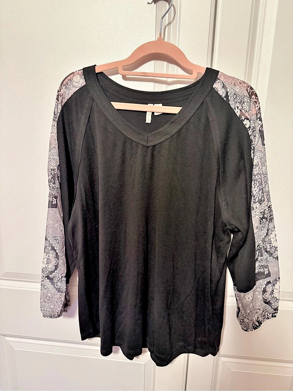 Long Sleeve Paisley Top in Black & white Size Large Like New